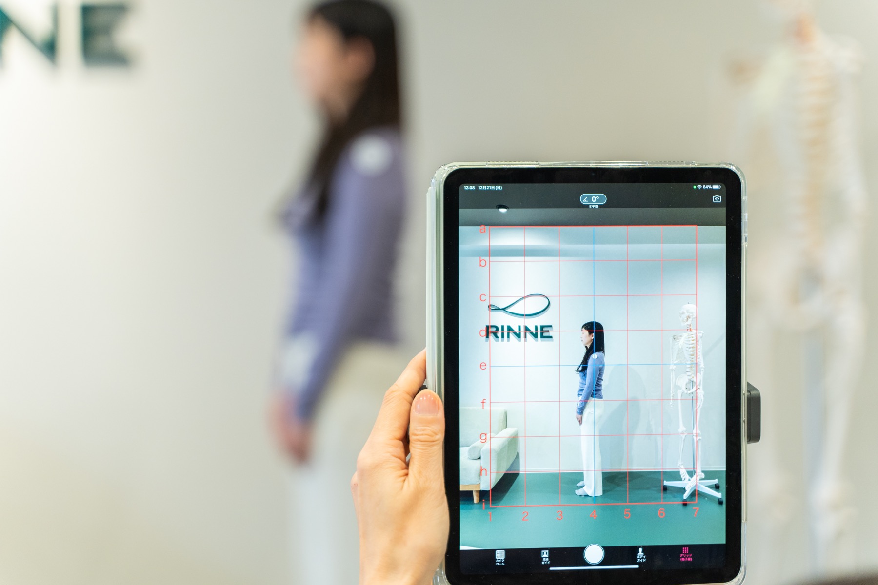 タブレットを使って利用者の姿勢を確認している様子